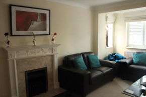 Burghfield - Beautiful Split Level 4 Bedroom House